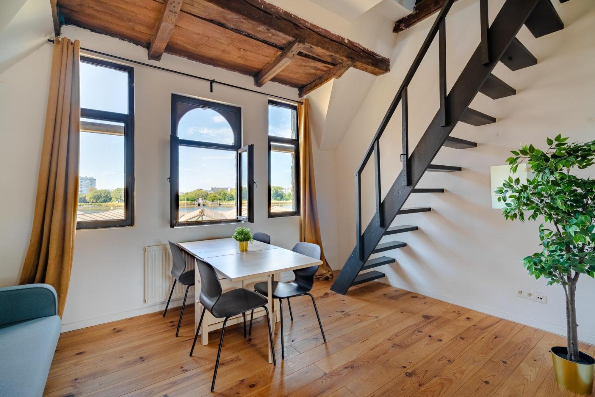 Charming Two-Bedroom River Side Apartment Антверпен Екстериор снимка