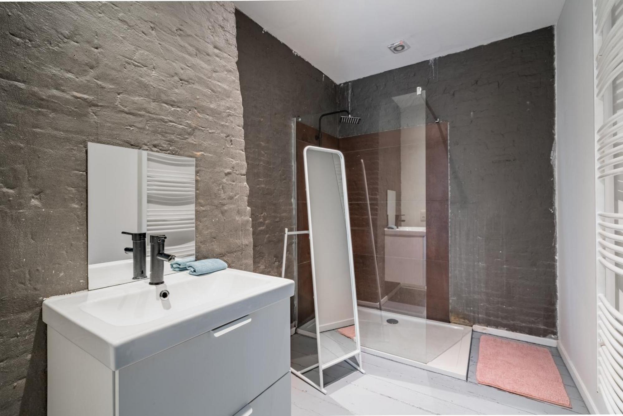 Charming Two-Bedroom River Side Apartment Антверпен Екстериор снимка